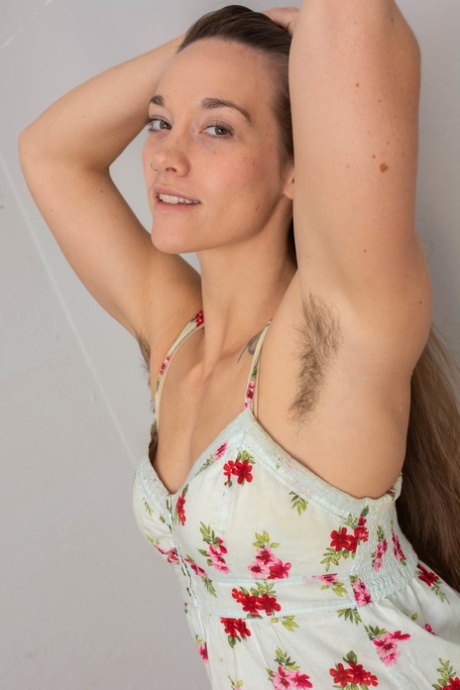 Mooie amateurpop Rion Rhodes stript naakt & geeft haar harige lichaam bloot