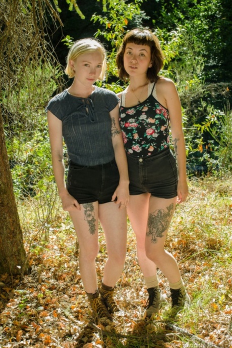 Sexy teenky s chlupatým podpažím Ivy Blair a Willow Amor si navzájem líbají křoví