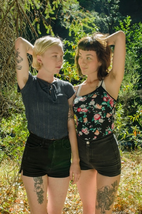 Sexy tieners met behaarde oksels Ivy Blair en Willow Amor kussen elkaars buste