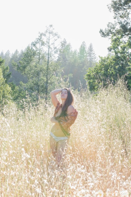 Chica amateur con axilas peludas Rion Rhodes hace alarde de su arbusto al aire libre