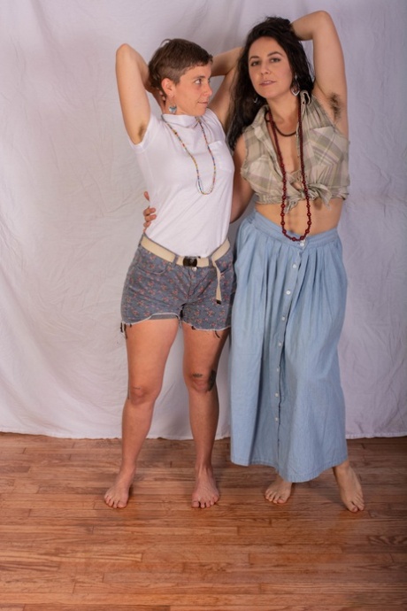 Kinky amatör lesbiska Cookie och Nikki Silver slickar varandras håriga hål