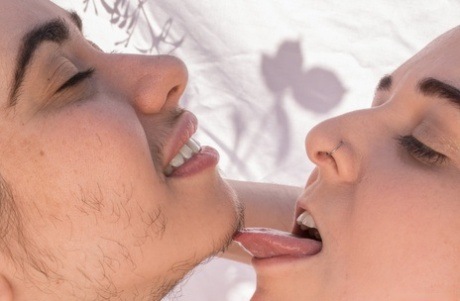 Kåte brunette-amatører Harley Hex & Kisa Fae kysser og slikker hverandres busk