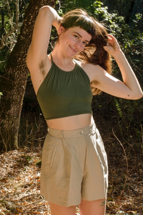 ホットなお尻を持つブルネット・ベイブ、ジェーン・ヴァーヴェインが森の中で茂みを見せる