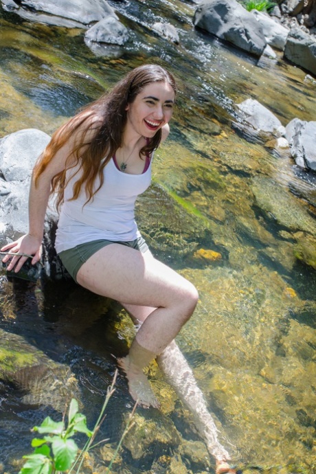 La hippie amateur Kisa Fae desnudándose junto al arroyo y mostrando su cuerpo peludo