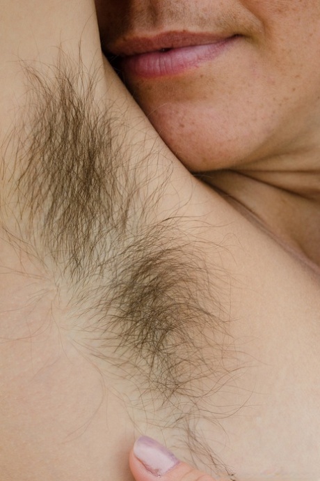 L'exhibitionniste amateur Katie Zucchini se déshabille dans la nature et expose son corps poilu