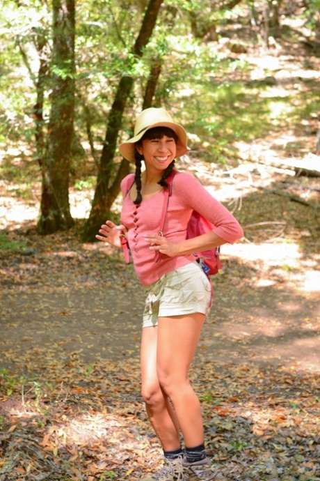 Latina Vivi Marie zieht sich aus und zeigt ihre haarige Fotze beim Camping im Wald
