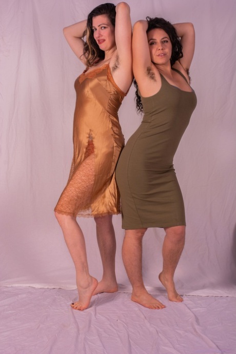 Lubben, moden Sadie Lune og Nikki Silver slikker hverandres hårete fitte
