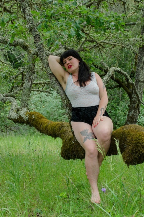 Den buttede amatør Olivia Rose afslører sin behårede fisse i en sexet udendørs strip