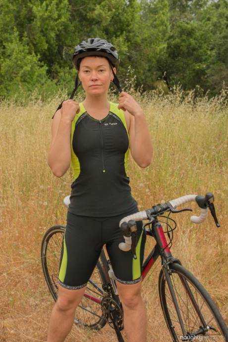 Amatérská cyklistka Jiz Lee se svléká v přírodě a předvádí své chlupaté tělo