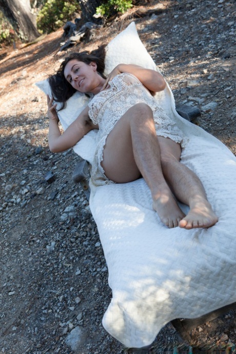 Amatørkona Nikki Silver fingrer på den buskete muslingen sin mens hun blottlegger den hårete kroppen sin.