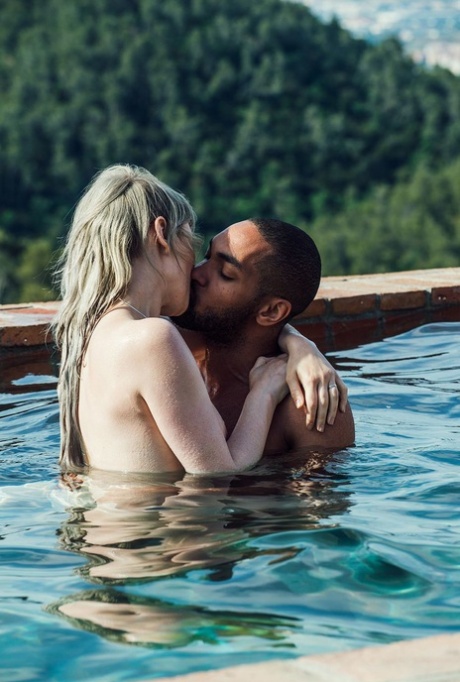 Les amies Amarna Miller et Vex Ashley baisent à quatre dans une piscine.