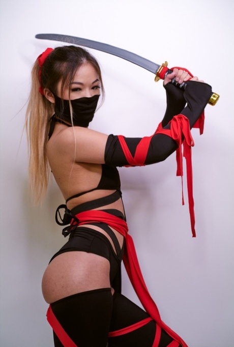 Drobna azjatycka ninja Lulu Chu zadowolona oralnie i ostro zerżnięta