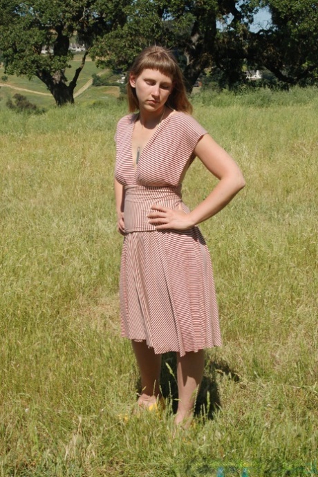 Kort amatör tonåring Miel klär av sig i ett fält och visar hennes bröst & håriga fitta