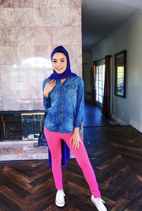 Petite Babe mit einem Hijab Maya Bijou immer Spieß geröstet in einem Dreier