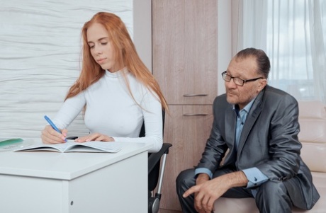 Holly Molly, une étudiante rousse, fait l