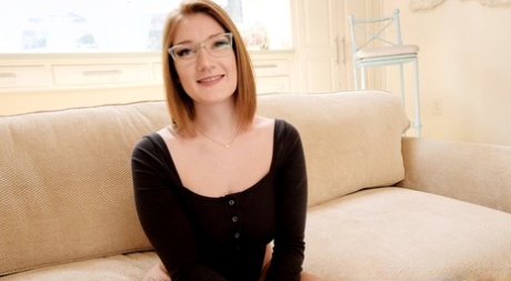 Naughty nerd Aria Kai gir en fin blowjob, og får kjørte inn i en trekant