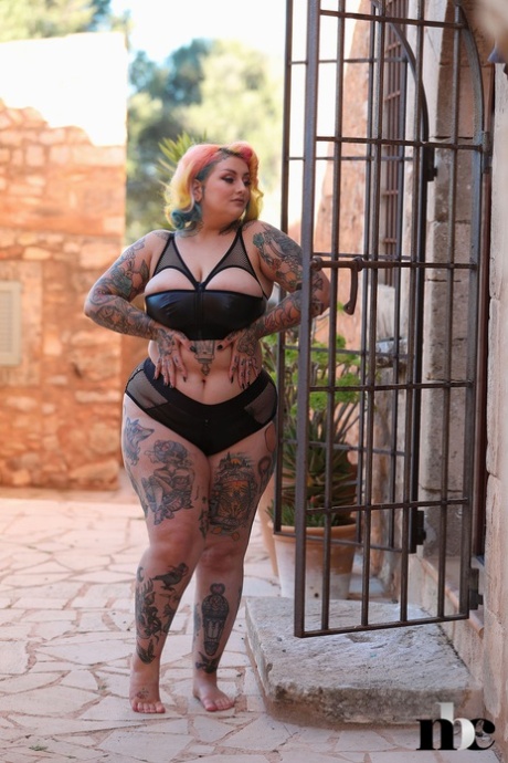 La modelo tatuada Galda Lou muestra sus grandes tetas y su enorme culo al aire libre