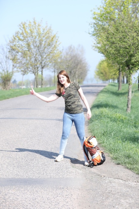 Hete tsjechische tiener Kizzy Sixx krijgt haar grote kont gemasseerd en haar kutje geneukt