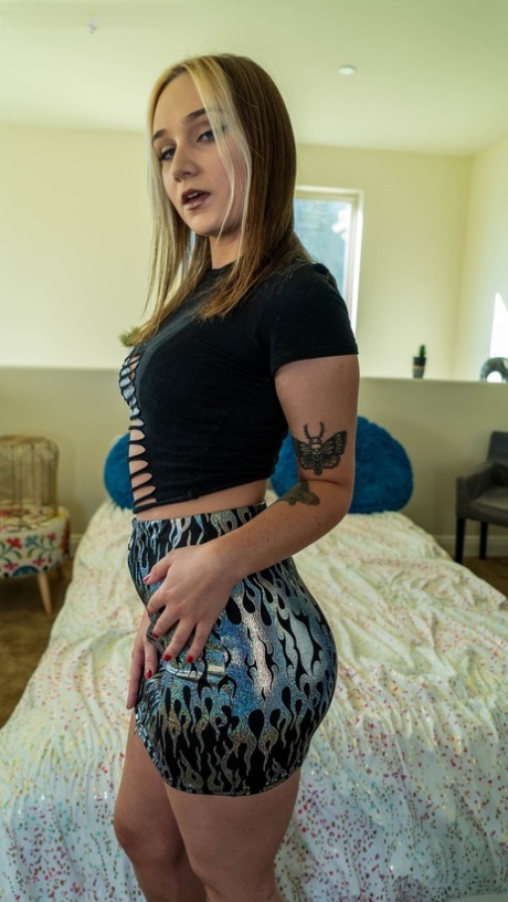 Gwen Vicious, uma adolescente amadora com tatuagens, expõe os seus mamilos inchados e as suas curvas sensuais