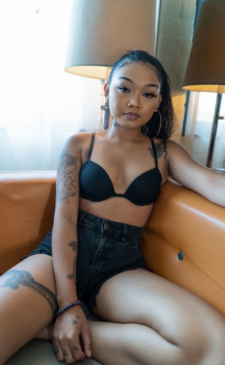 Lina Flex, adolescente asiatique amateur, expose ses tétons percés et prend la pose.