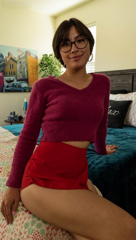 Angeline Red muestra sus tetas y su coño afeitado en un striptease caliente