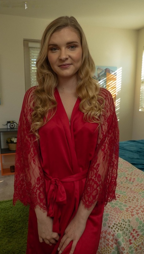 Блондинка-любительница Харлоу Уэст снимает свой красный халат и выставляет напоказ свою киску