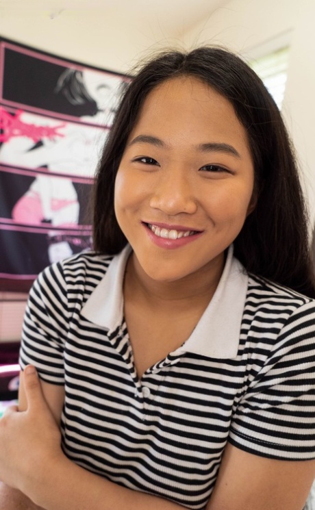 Aziatische tiener Alona Bloom toont haar prachtige borsten & haar geschoren kutje