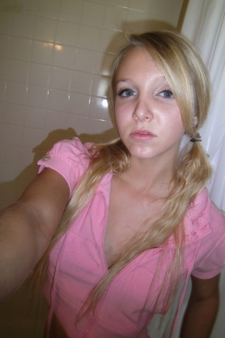 Blonde teenager Elle 3 viser sin barberede lille fisse og sine fantastiske store bryster frem