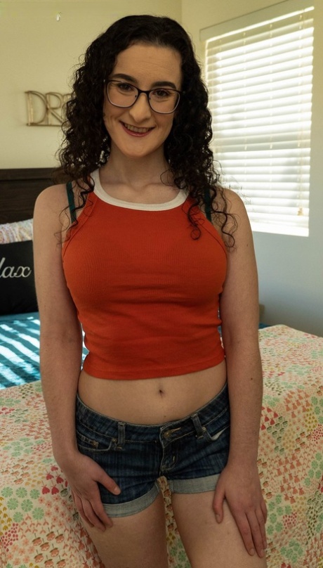Brünette nerd Lyra Lockhart zeigt Ihre großen Titten und haarige Muschi in Ihrem Zimmer