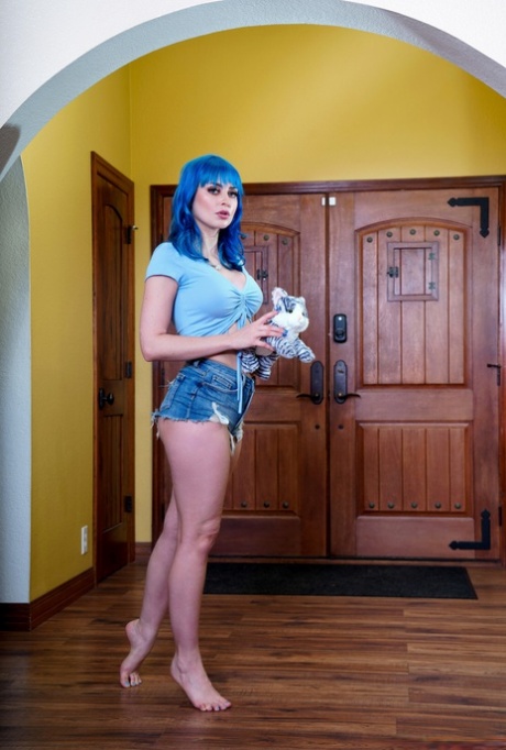 Blue-haired kitty Jewelz Blu seduces her cute stepbrother & humps his rod