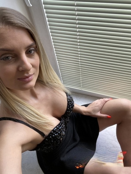 Blonde pornoster met stevige tieten Imanuela pronkt met haar ongelofelijke figuur