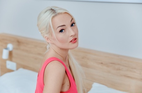 La rubia platino Lovita Fate masturbándose en calcetines sobre la rodilla