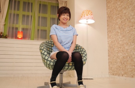 Kinky asiatisk tjej med fina bröst Kaho Miyazaki klär av sig och onanerar