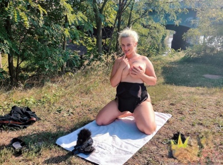Kinky Blondine mit einem Blasenarsch Mia Bitcch wird hart im Hinterhof geknallt