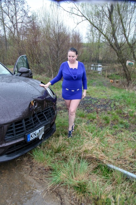 La madura Olga chupando la polla de un semental en el coche