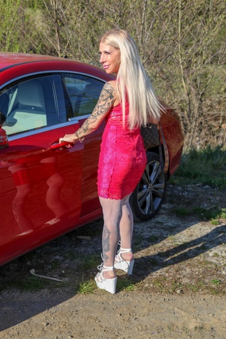 GILF Devil Red klär av en ung tjuv och ger honom ett handjob & BJ offentligt