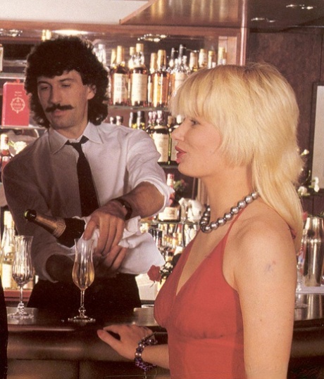 Kinky Braut und eine heiße Blondine tauschen Partner in einer Bar in Vintage Vierer Aktion