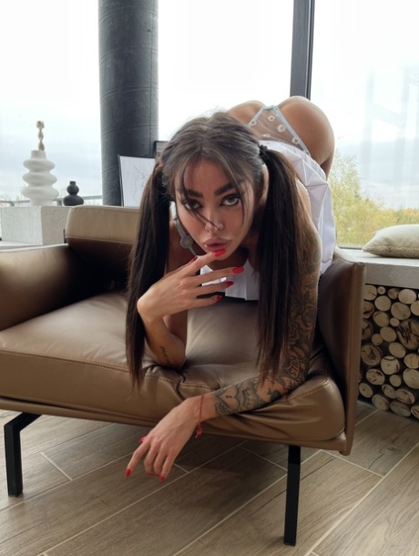 Sexy babe met grote tieten en kont Alena Omovych poseert in haar doorschijnende lingerie