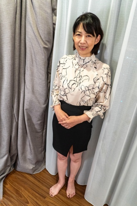 Kort moden japansk mor Yoshiko Kitano klæder sig af og poserer splitternøgen