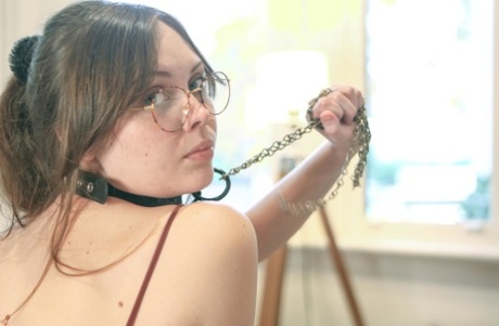 Любительница брюнетка Айви Хамитон показывает свою натуральную грудь и мастурбирует