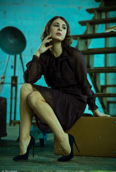 La glamurosa americana Alice Kelly mostrando sus tetas y su coño peludo en las escaleras