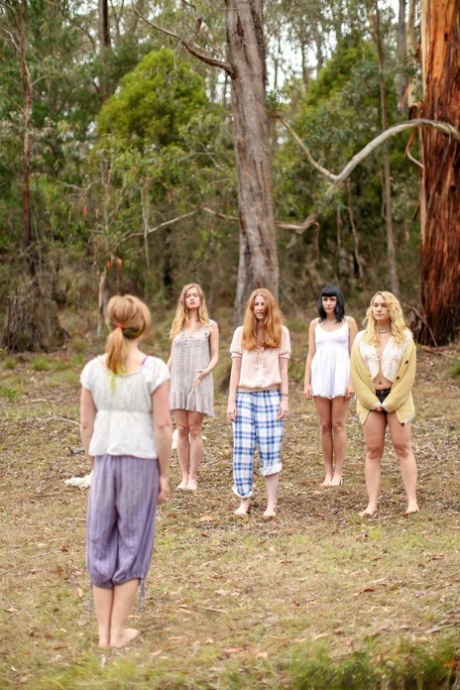 Великолепные австралийские девушки занимаются йогой в своих горячих нарядах на природе