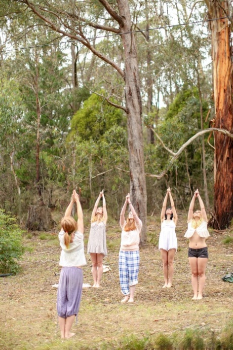 Wunderschöne australische Mädchen praktizieren Yoga in ihren heißen Outfits in der Natur