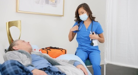 Skinny teen krankenschwester vina sky gets ein gut tief anal ficken aus sie patient