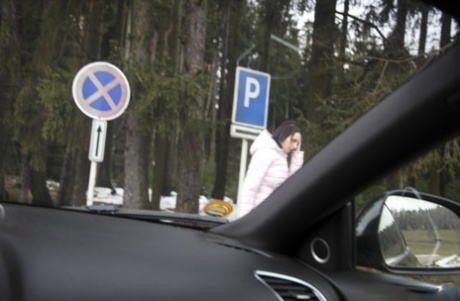 Brunette jente Wendy blir knullet av en fremmed mens du prøver å hengerfeste en tur