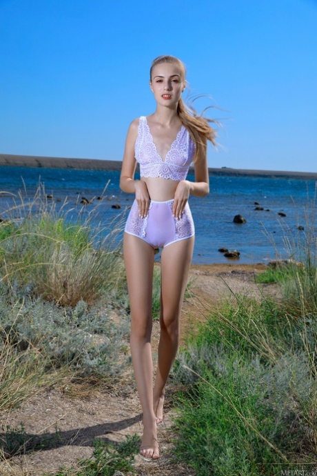 Glamorös tonårsbabe Elle Tan strippar på stranden och visar sin heta kropp och hål