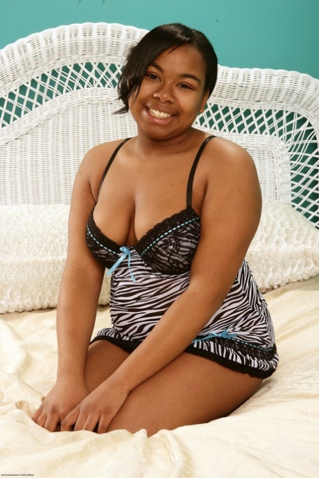 Svarta modellen Monica Jimenez visar sina stora bröst och håriga armhålor på en säng