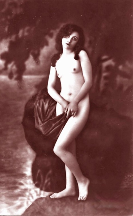 法国美女在复古场景中展示美乳和修剪过的阴户