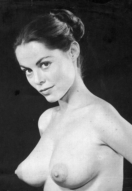 Vintage Pornostar mit schönen großen Titten posiert nackt und in heißen Strumpfhosen