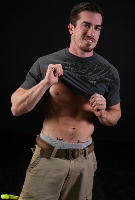 Sexy Homosexuell Brünette wird nackt und zeigt seinen muskulösen Körper und harten Ständer